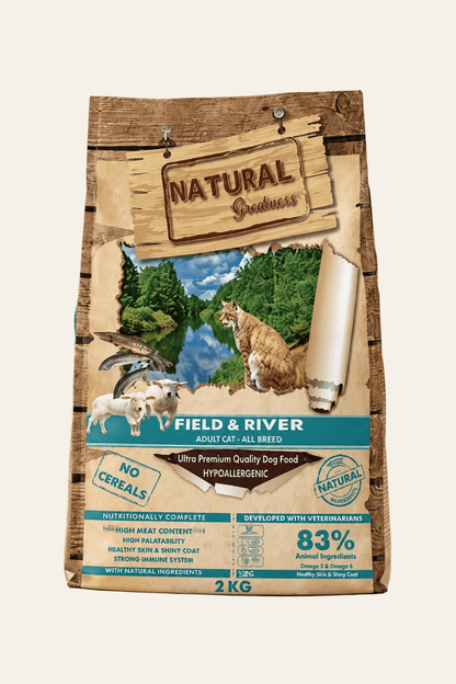 Natural Greatness Field & River kattenvoer 2 kg zak met zalm en lam voor volwassen katten op warme beige productachtergrond