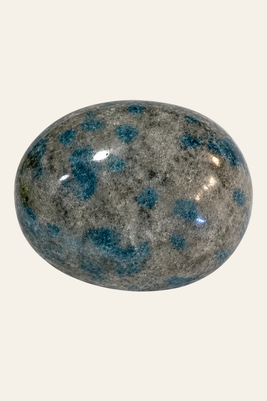 Natuurlijke Bergkristal Handsteen Met Exclusieve Blauwe Insluitingen