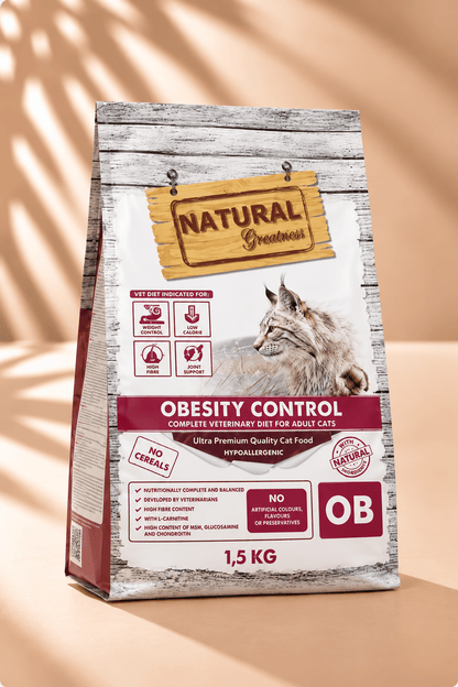 Natural Greatness Obesity Control veterinair kattenvoer 1,5 kg met kalkoen voor gewichtscontrole, verpakking op beige achtergrond