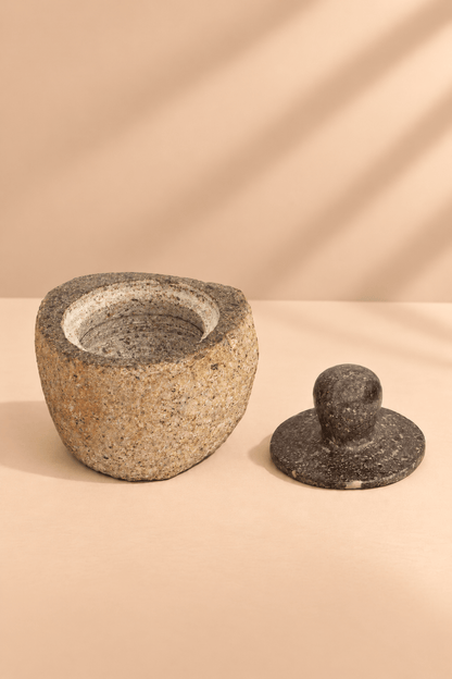 Handgemaakte rivierstenen grondpot 12x8 cm met donker stenen deksel op warme beige achtergrond