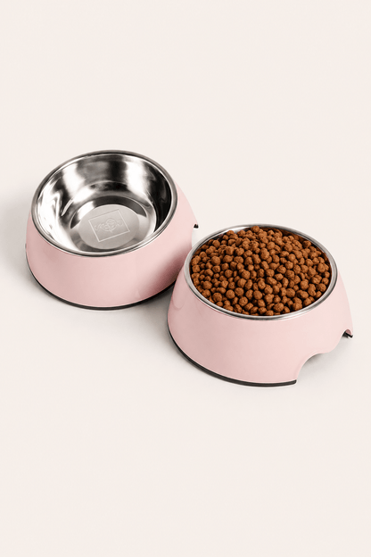 Neandno tweedelig voerbak in roestvrijstaal en melamine in lichtbeige achtergrond productfoto
