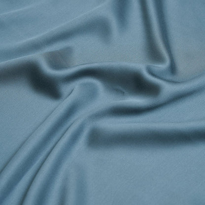 Detail van de zachte oceaanblauwe bamboestof met een glad oppervlak en een subtiele glans