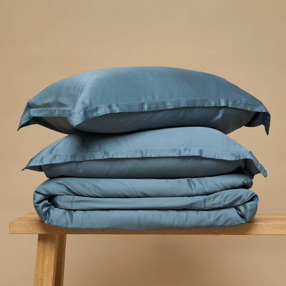 Opgevouwen oceaanblauwe Eco Bamboo beddengoedset met dekbedovertrek en bijpassende kussenslopen