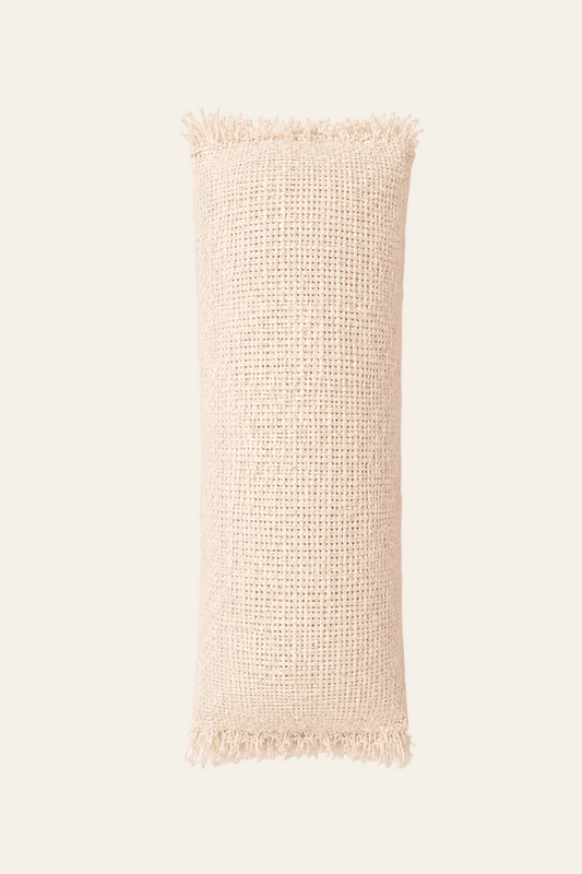 Oh My Gee lendenkussenhoes in crèmekleur 35 × 100 cm, met aandacht voor materiaal, structuur en proportie.