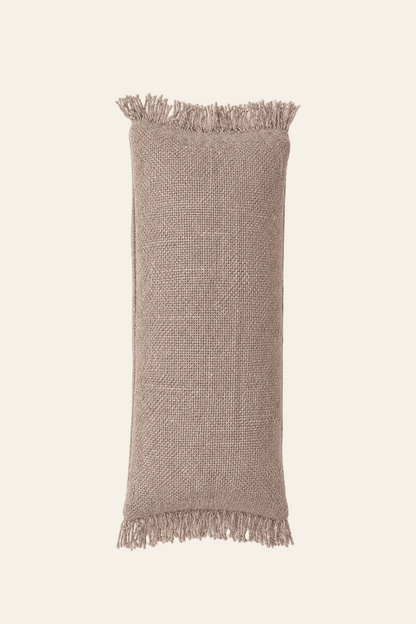 Oh My Gee lendenkussenhoes in parelgrijskleur 35 × 100 cm, met aandacht voor materiaal, structuur en proportie.