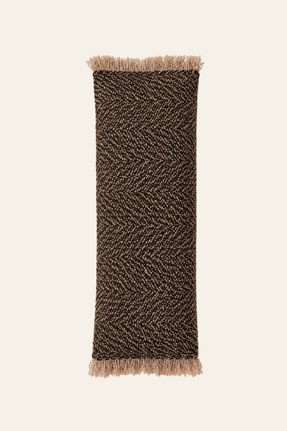 Oh My Gee lendenkussenhoes in zwartkleur met koperkleurige nuances 35 × 100 cm, met aandacht voor materiaal, structuur en proportie.