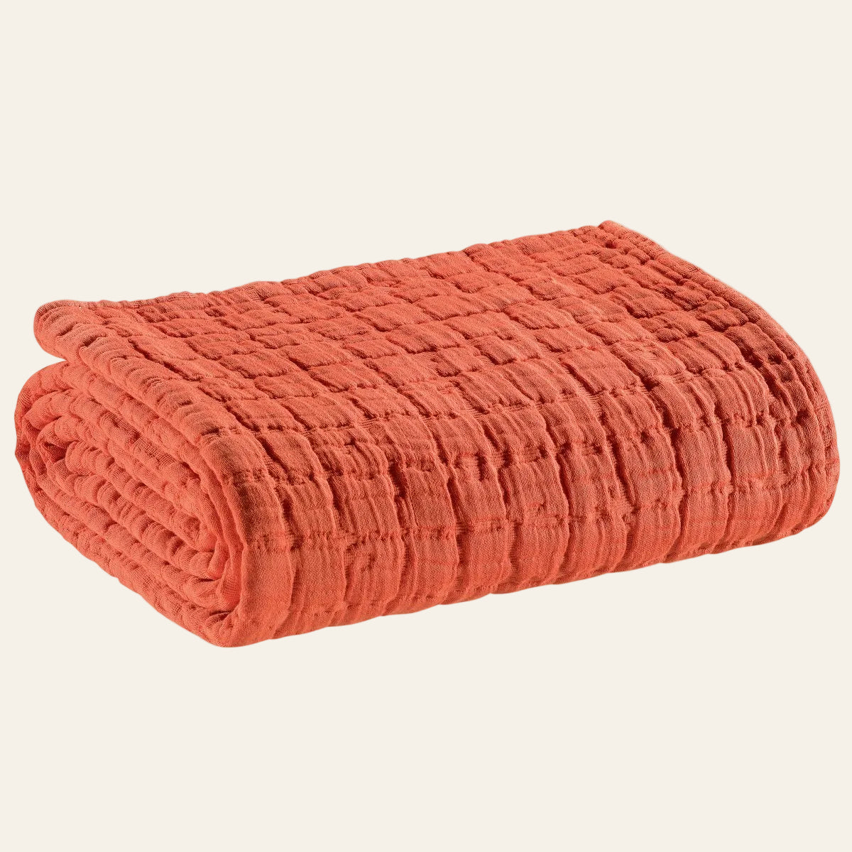 Opgevouwen Swami bedsprei van 100% katoen in terracottaroodkleur met zichtbare stonewashed reliëfstructuur
