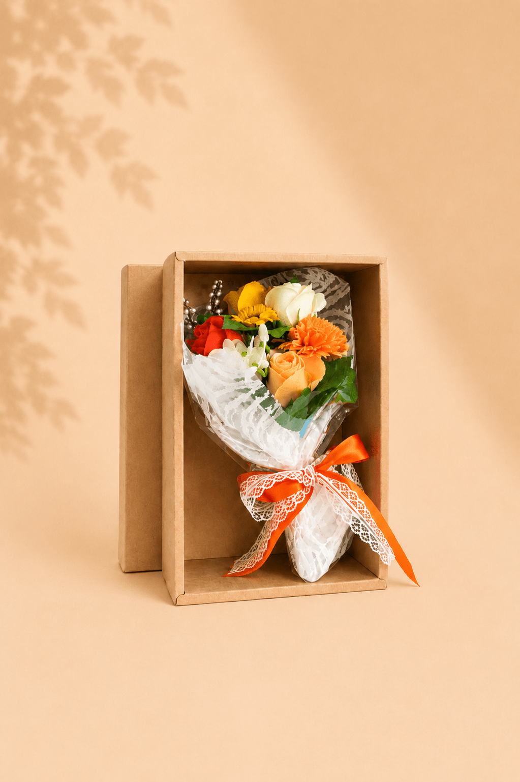 Oranje zeepbloemenboeket in geschenkdoos verpakt in transparante folie met een oranje strik in een harde doos