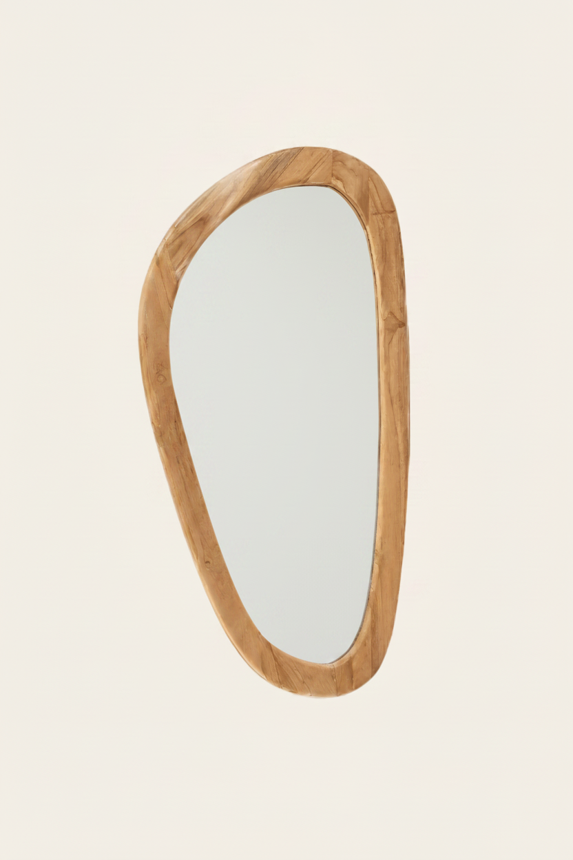 Organische spiegel in naturel teakhout op een licht beige achtergrond als productfoto