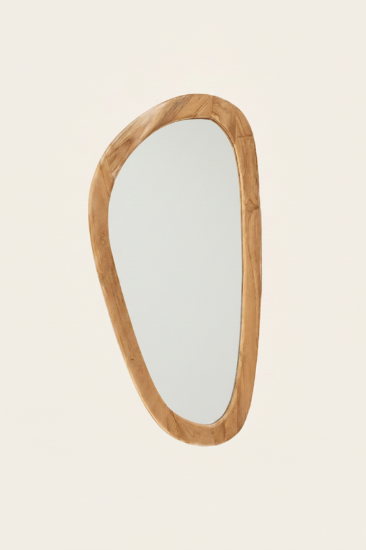 Organische spiegel in naturel teakhout op een licht beige achtergrond als productfoto