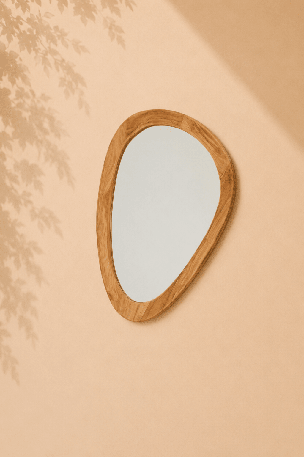 Organische wandspiegel in naturel teakhout beige gebladerde achtergrond