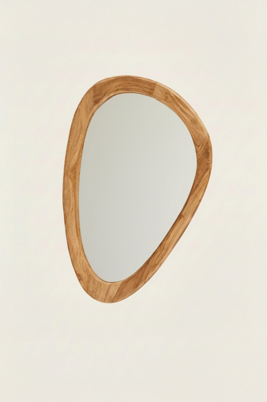 Organische wandspiegel in naturel teakhout op een licht beige achtergrond als productfoto