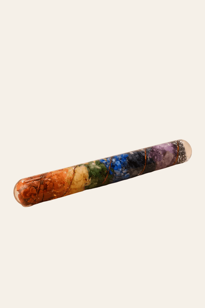 Orgoniet healing wand met chakra-edelstenen en koper op een licht beige achtergrond als productfoto