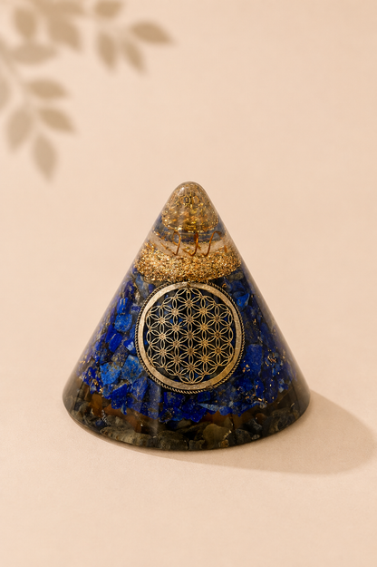 Orgoniet kegel met lapis lazuli, bergkristal en Flower of Life  op een gebladderde beige achtergrond