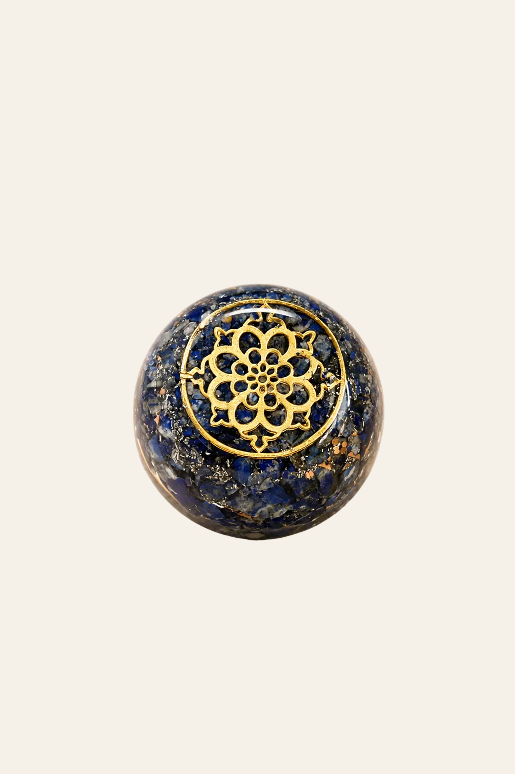 Orgoniet koepel met lapis lazuli en koper op een licht beige achtergrond als productfoto