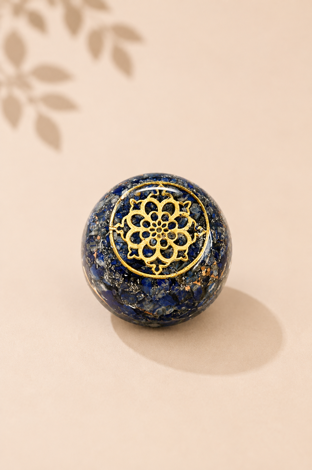 Orgoniet koepel met lapis lazuli en koper op een gebladerde beige achtergrond