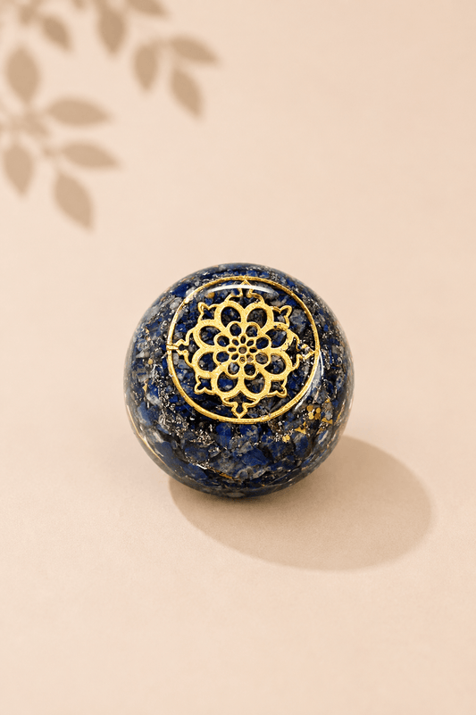 Orgoniet koepel met lapis lazuli en koper op een gebladerde beige achtergrond