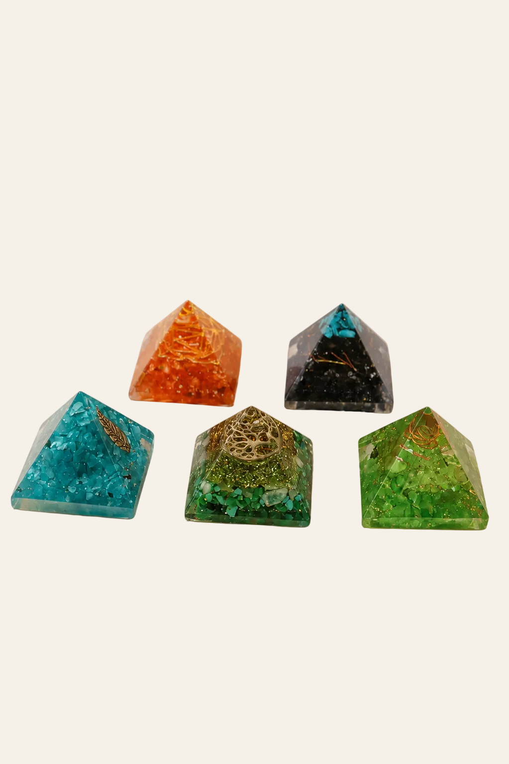 Orgoniet piramide 25 mm met edelsteenchips en koper op een lichte beige achtergrond als productfoto