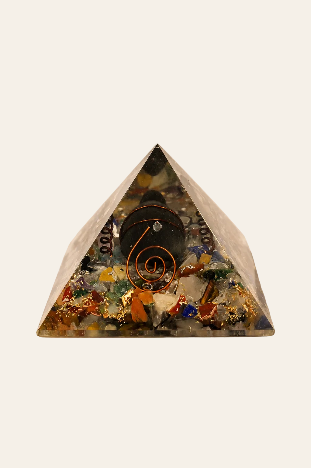 Orgoniet piramide 60 mm met edelsteenchips, koper en schildpad op een lichtbeige achtergrond als productfoto
