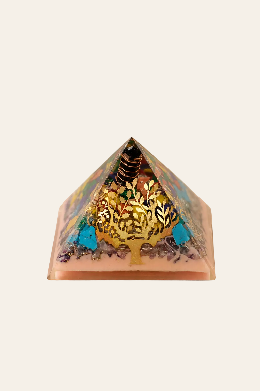Orgoniet piramide 70 mm met levensboom en edelsteenchips op een lichte beige achtergrond als productfoto
