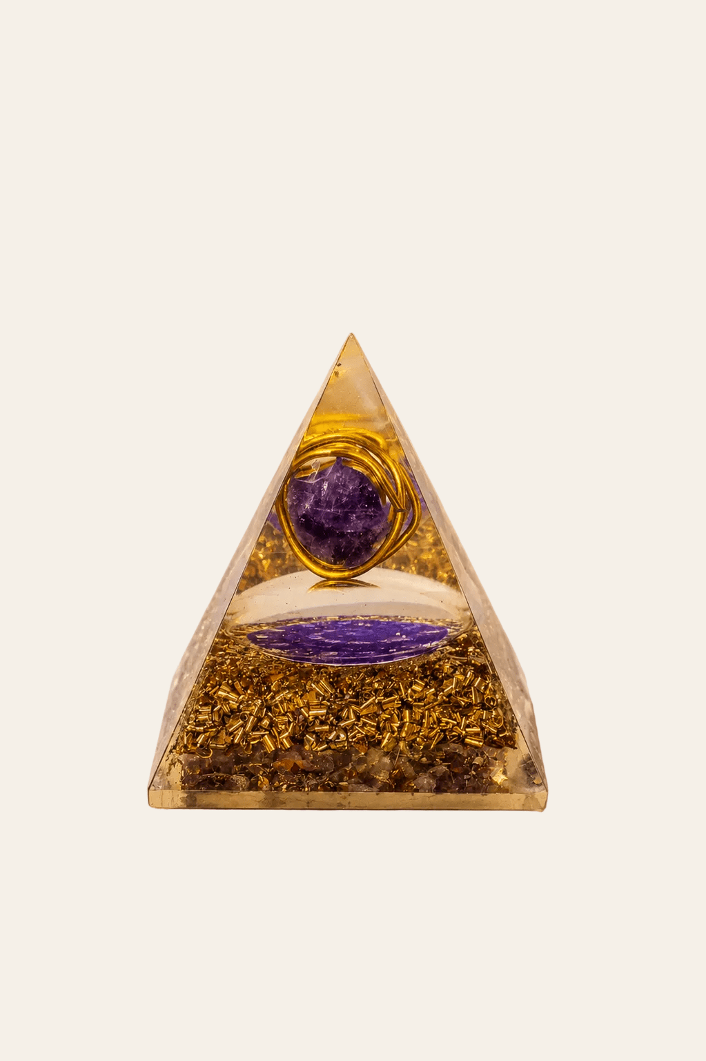 Orgoniet piramide met amethist en koperspiraal op een licht beige achtergrond  als een productfoto