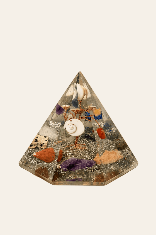 Orgoniet zevenhoekige piramide met levensboom op een licht beige achtergrond als productfoto