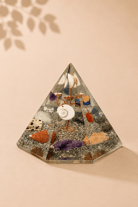 Orgoniet zevenhoekige piramide met levensboom op een beige gebladerde achtergrond