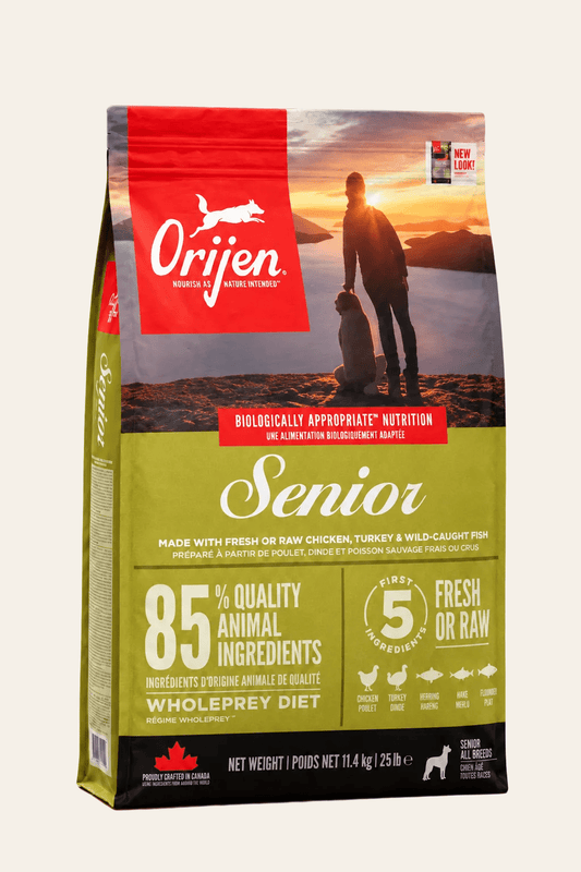 Orijen Whole Prey Senior Dog hondenvoer met 85 procent dierlijke ingrediënten in een groen-rode verpakking met een inhoud van 11,4 kg