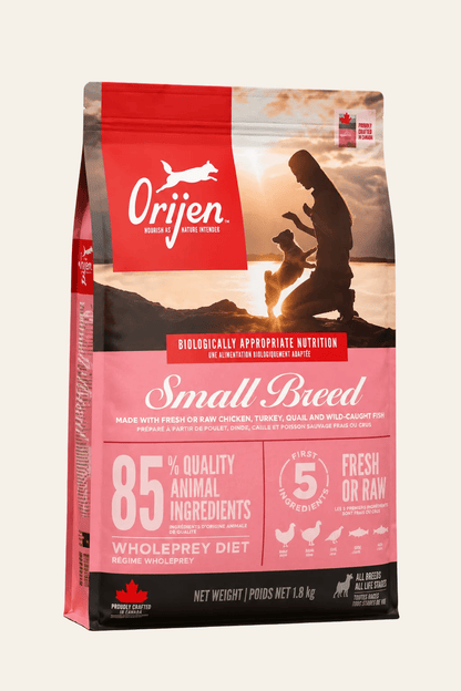 Orijen Whole Prey Small Breed hondenvoer met 85 procent dierlijke ingrediënten in een roze verpakking met een inhoud van 1,8 kg