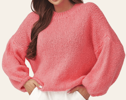 Detailfoto van oversized damestrui met ronde hals en losse pasvorm met focus op voorzijde en afwerking.