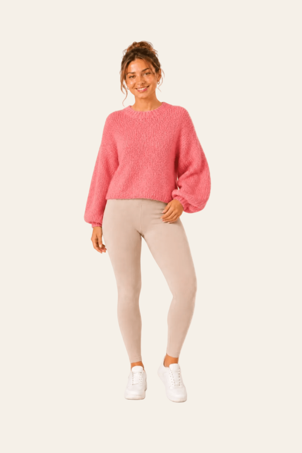Vooraanzicht van oversized damestrui met ronde hals en losse pasvorm; ronde hals en ruim oversized vooraanzicht.