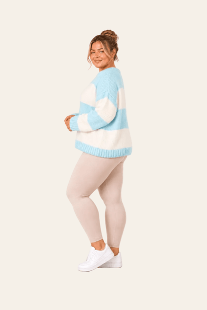 Zijaanzicht van oversized damestrui met ronde hals en losse pasvorm.