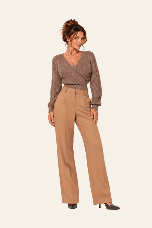 Vooraanzicht van camel LMB Boutique damesbroek met hoge taille en rechte pijpen.