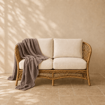 Paris bouclé plaid in cappuccinokleur 140 × 200 cm, in een verzorgde woonsetting met zichtbare textuur en vorm.