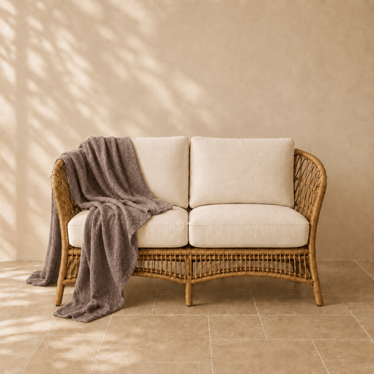 Paris bouclé plaid in cappuccinokleur 140 × 200 cm, in een verzorgde woonsetting met zichtbare textuur en vorm.