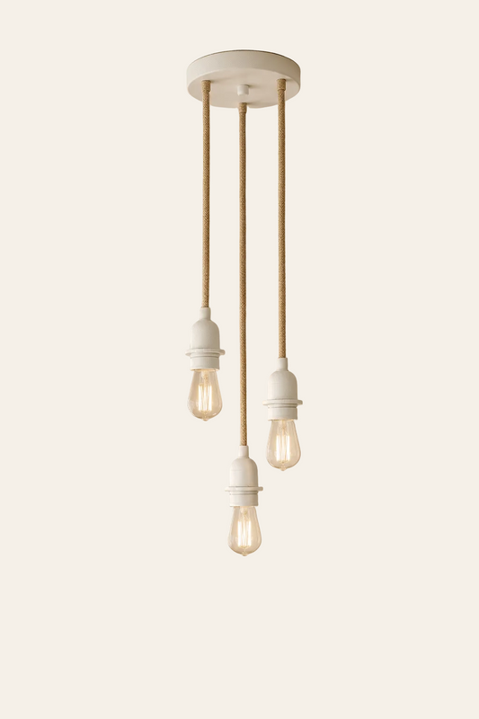 Plafondlamp met drie naturel snoeren en witte fittingen op een licht beige achtergrond
