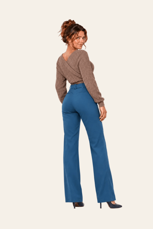 Achteraanzicht van marineblauwe LMB Boutique stoffen damesbroek met hoge taille.