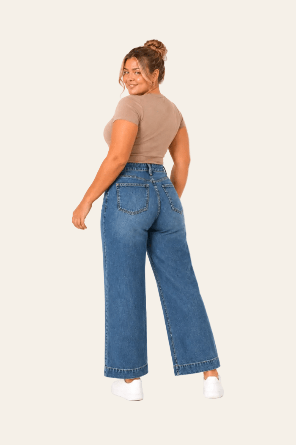Achteraanzicht van relaxed fit damesjeans met rechte pijpen en achterzakken.