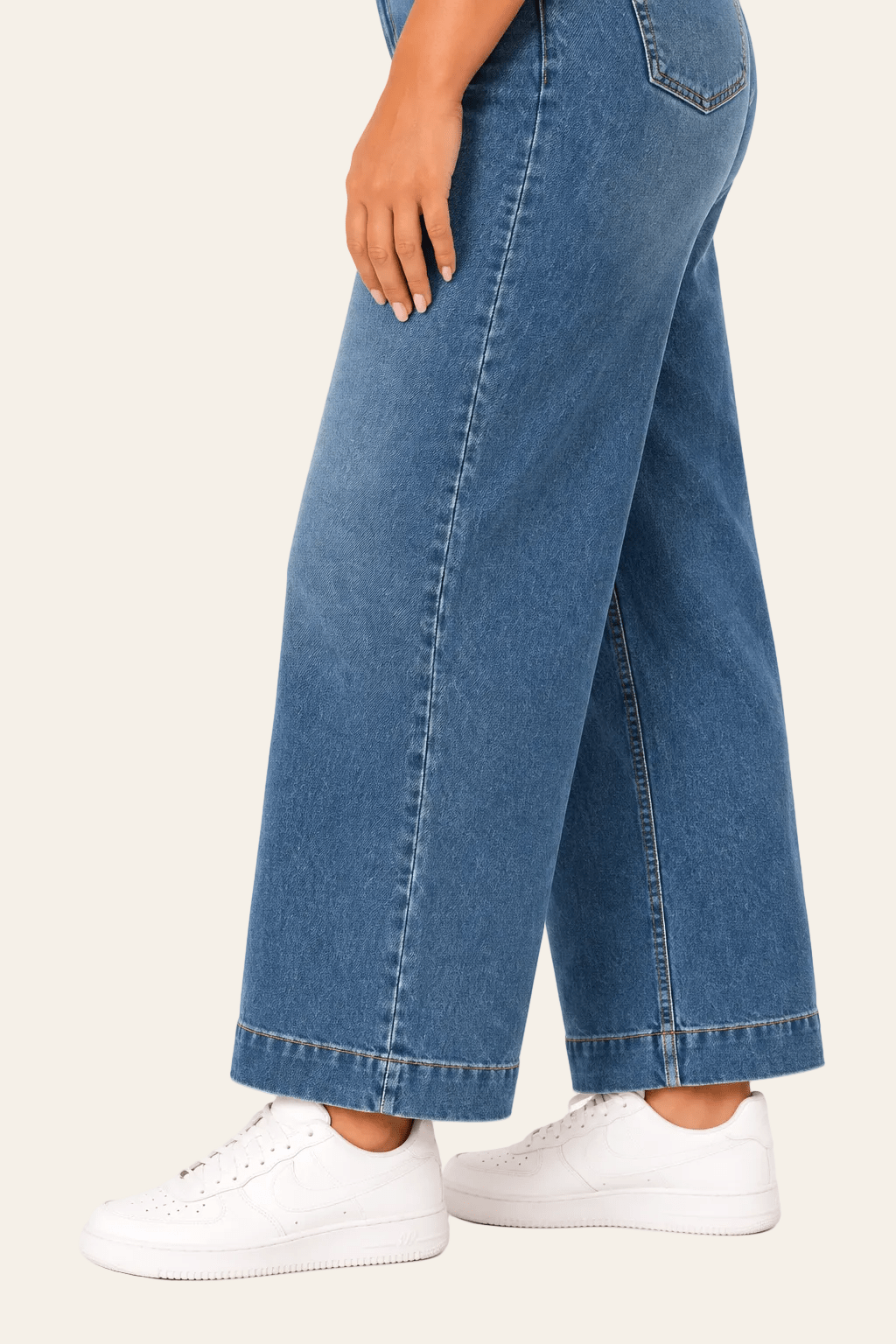 Detail van snit, naad en zoom van relaxed fit damesjeans.