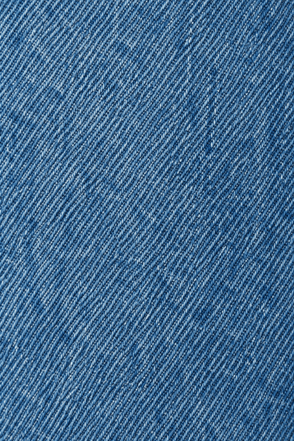 Detail van de denim stofstructuur van relaxed fit damesjeans.
