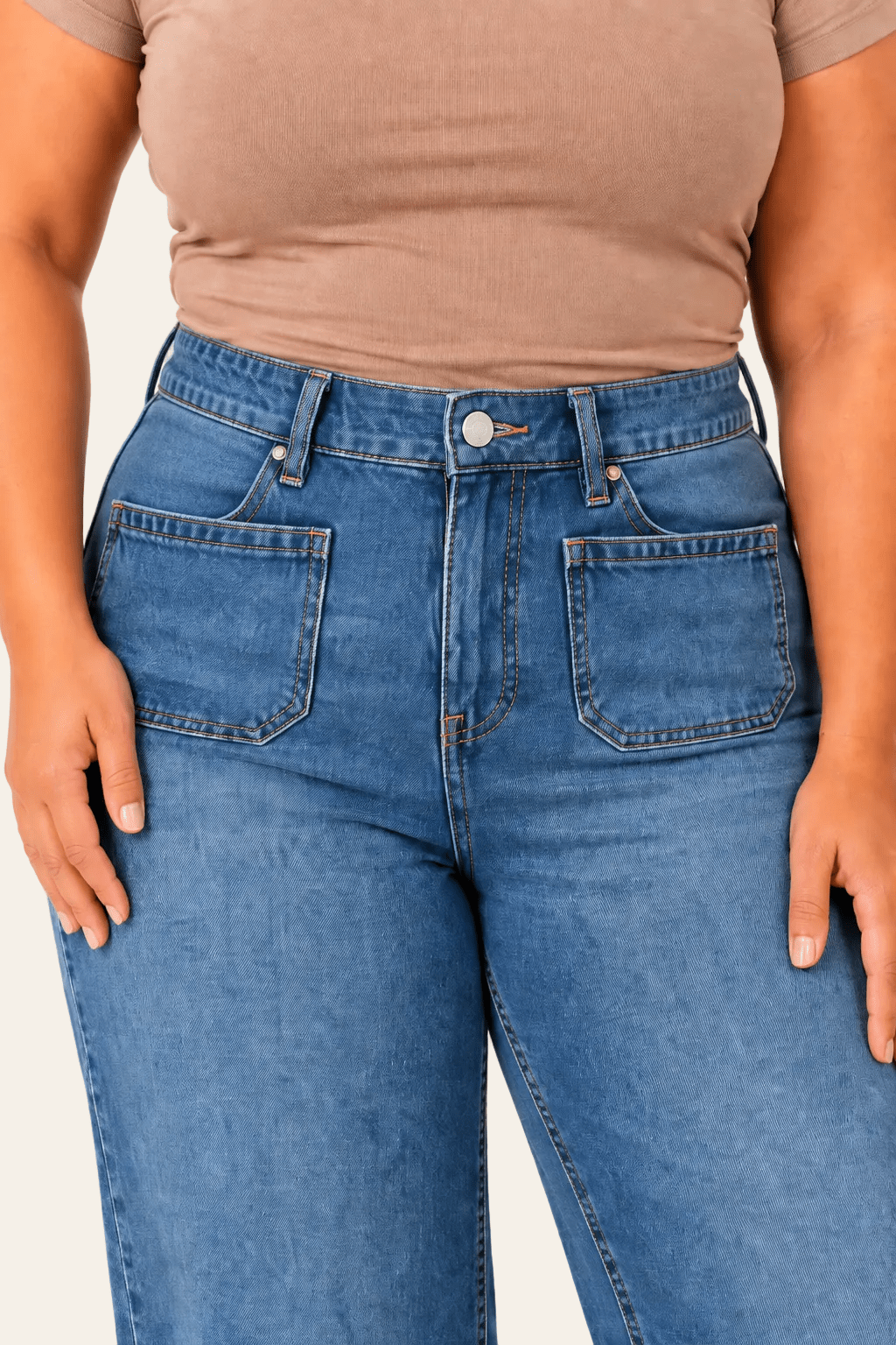 Detail van hoge taille en opgestikte voorzakken van relaxed fit damesjeans.