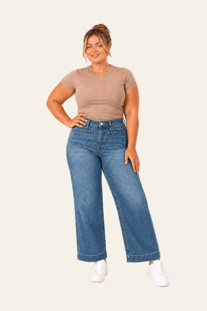 Vooraanzicht van relaxed fit damesjeans met hoge taille en opgestikte voorzakken.