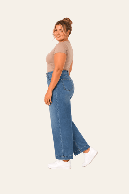 Zijaanzicht van relaxed fit damesjeans met hoge taille en rechte pijpen.