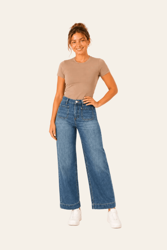 Relaxed fit women's jeans with high waist and patch pockets