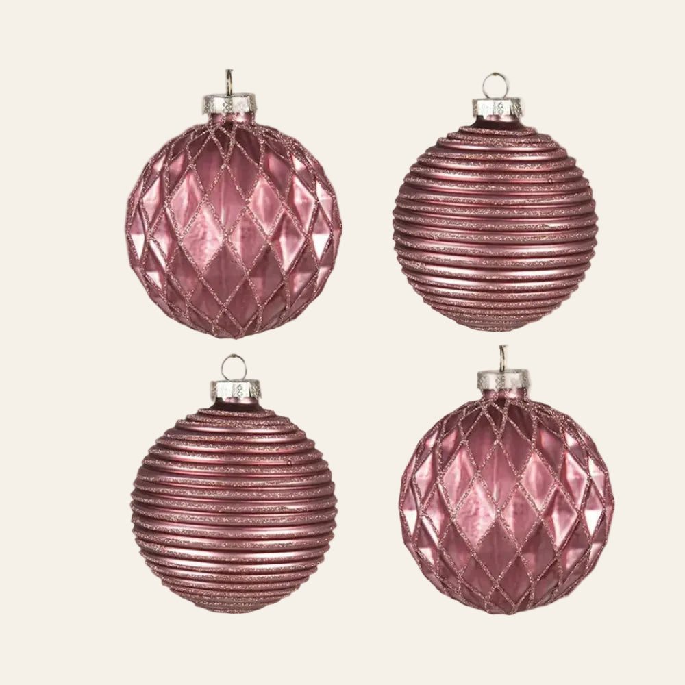 Set van 4 rode glazen kerstballen Ø 8 cm met twee reliëfpatronen en subtiele glitterdetails van Clayre & Eef als detailfoto