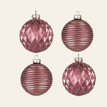 Set van 4 rode glazen kerstballen Ø 8 cm met twee reliëfpatronen en subtiele glitterdetails van Clayre & Eef als detailfoto