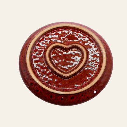 Rode keramische palo santo en smudgehouder met hartjes 5x13x13 cm onderaanzicht met hartje