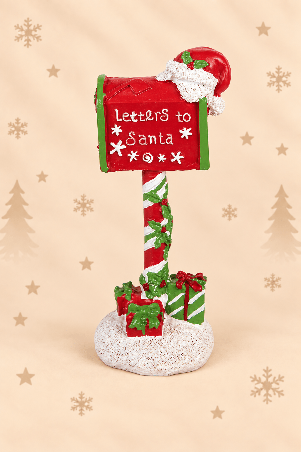 Rode kerstbrievenbus Letters to Santa 17 cm met kerstmuts, hulst en cadeautjes als feestelijke kerstdecoratie