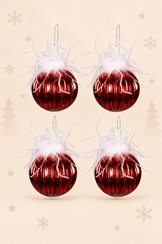 Set van 4 rode glazen kerstballen van 10 cm met witte veren als onderdeel van een exclusieve kerstdecoratie voordeelbundel