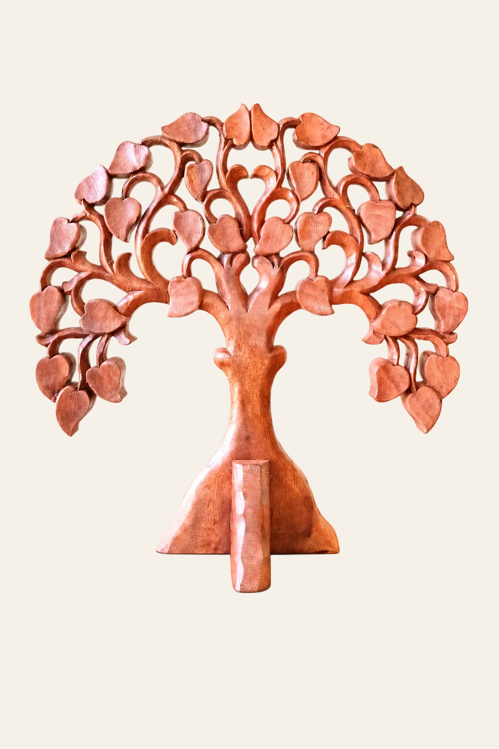 Rond houten Ohm paneel van 40 cm met spiritueel Ohm symbool, centraal weergegeven tegen een neutrale lichtbeige achtergrond.